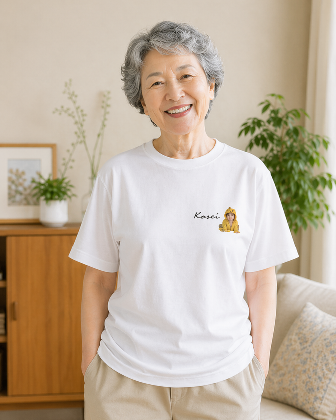 孫の写真入りTシャツを着る女性