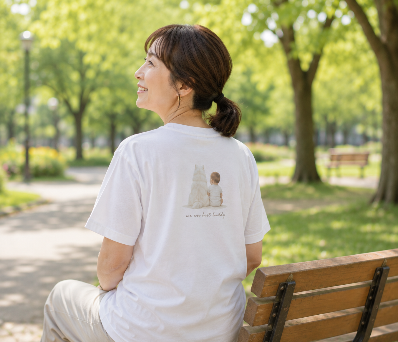 孫とペットの服を着ている女性